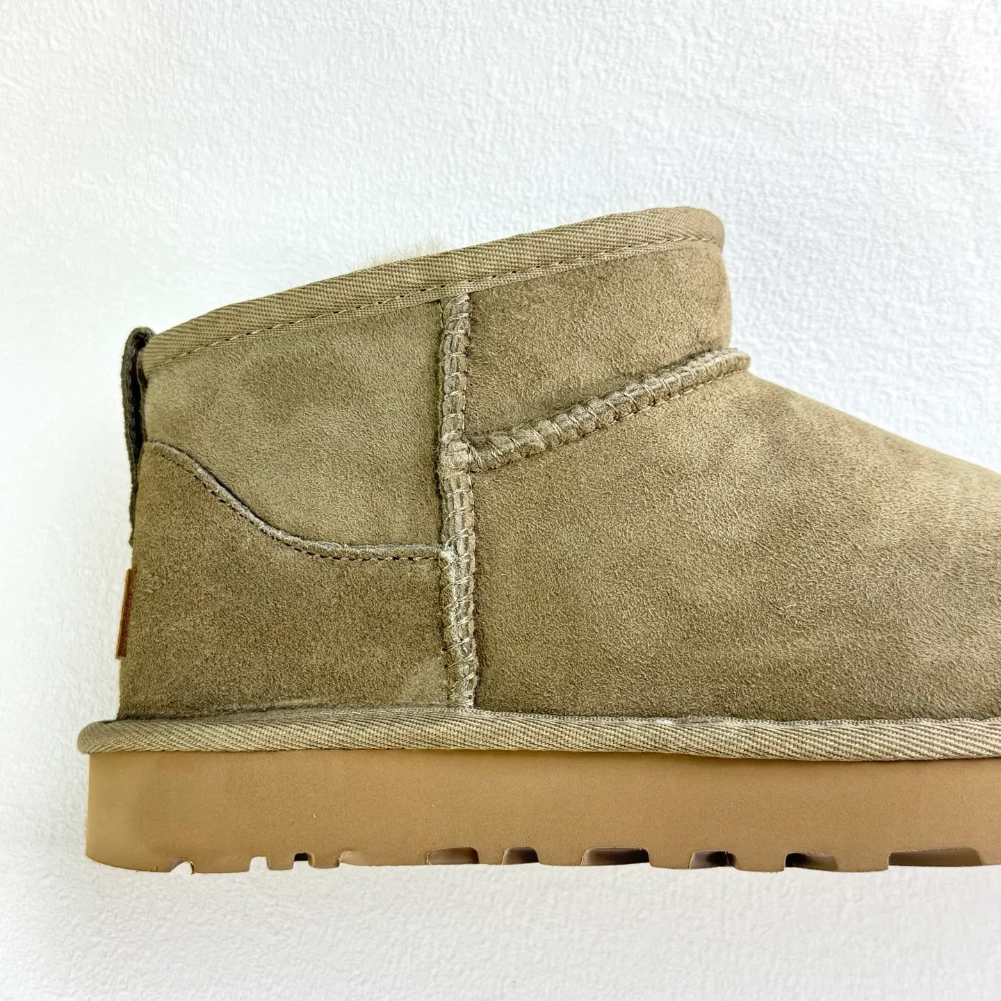 💰380 1116109 UGG Classic Ultra Mini Same style as Zhou Dongyu and Wang Yibo Thin-soled short snow boots Xiaohongshu hot style Wool one-piece mini boots Premium suede upper Delicate feel Wool lining Comfortable and skin-friendly Warm and comfortable so you are not afraid of cold weather Wear-resistant one-piece foam shoe cover EVA soft elastic thick sole Heightening outsole Purchasing level Essential winter snow boots Size: 35 36 37 38 39 40 41 42 43 44 45